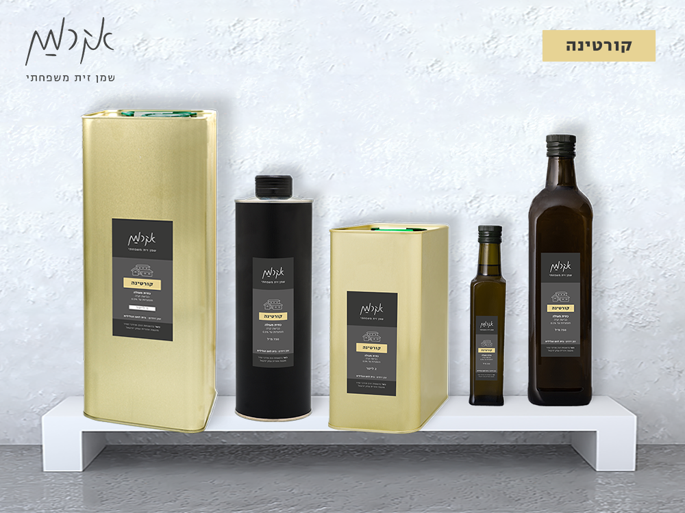 מדף עם בקבוק ופחים של שמן זית בגדלים שונים
